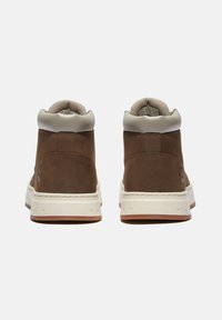 Hnědé kožené vysoké tenisky s světle šedým polstrovaným límcem, bílou mezipodešví, gumovou podešví a logem na boku.