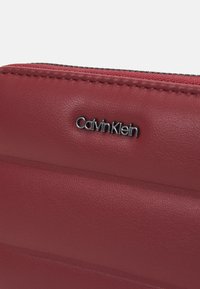 Calvin Klein LINE QUILT MEDIUM ZIP AROUND - Portafoglio - biking red