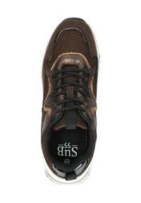 Bruine mesh en synthetische sneaker met zwarte veters, gevoerde kraag en contrasterende witte outsole. Voorzien van logo op de binnenzool.