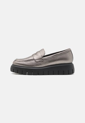 Mocassin en cuir argenté métallisé avec semelle noire épaisse rainurée et détail classique de bride penny, vue de côté sur fond blanc.
