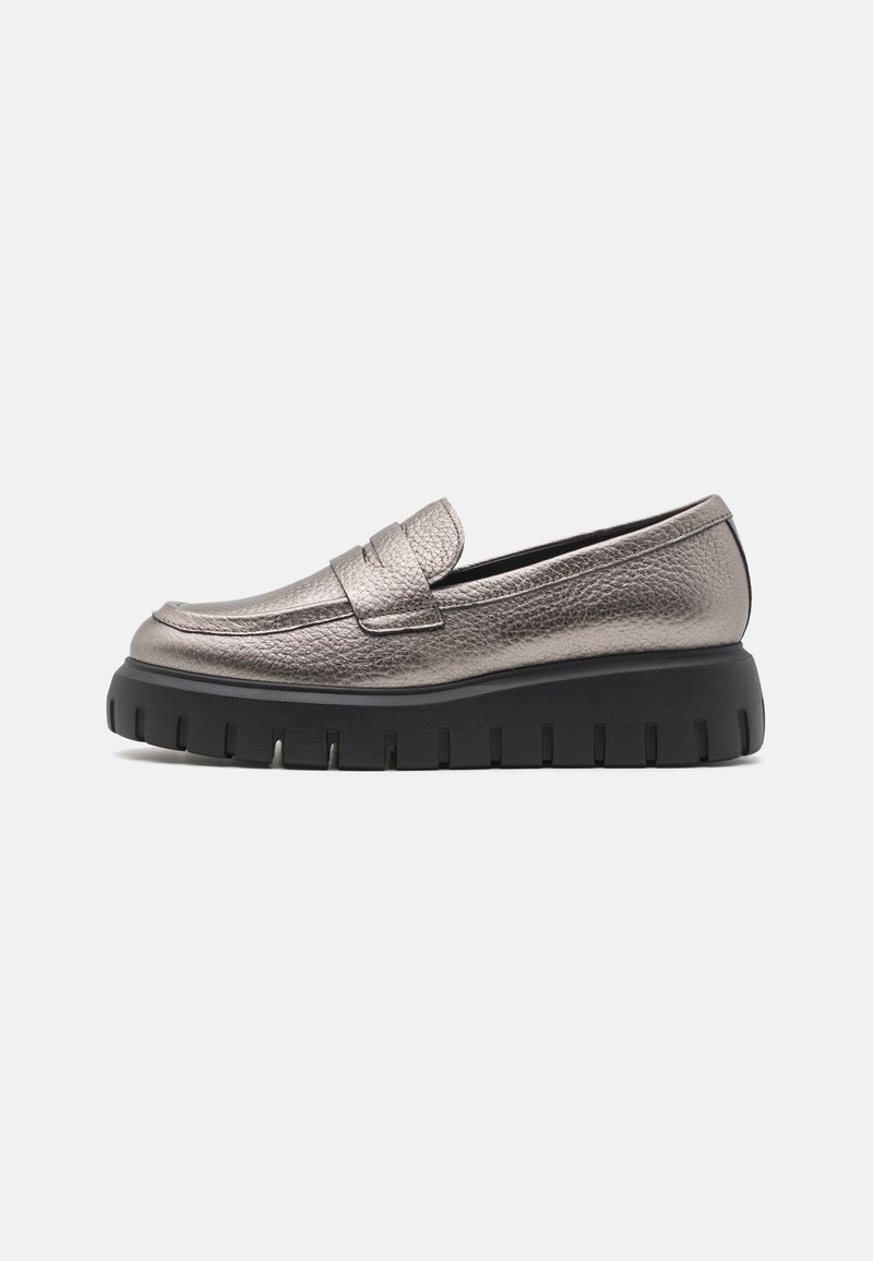 Mocassin en cuir argenté métallisé avec semelle noire épaisse rainurée et détail classique de bride penny, vue de côté sur fond blanc.