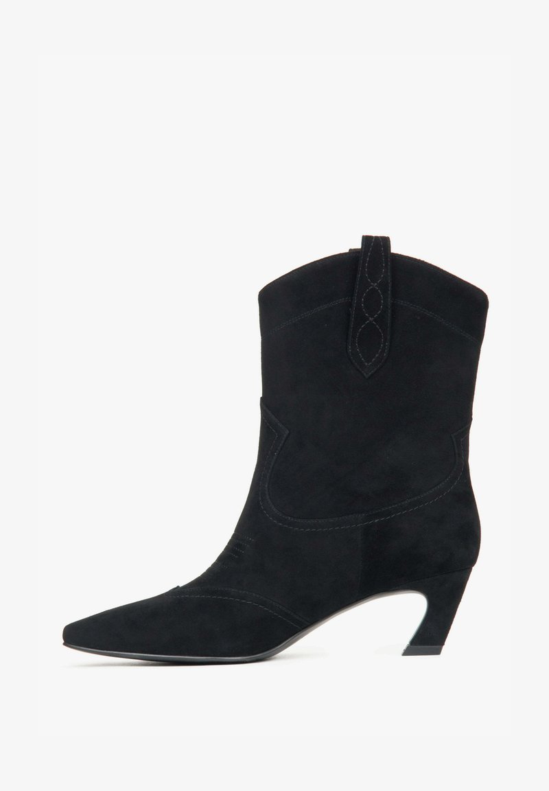 Černé semišové kovbojské boty s špičatou špičkou, šikmým podpatkem a dekorativním prošíváním. Obsahují poutko a mají výšku do poloviny lýtek.
