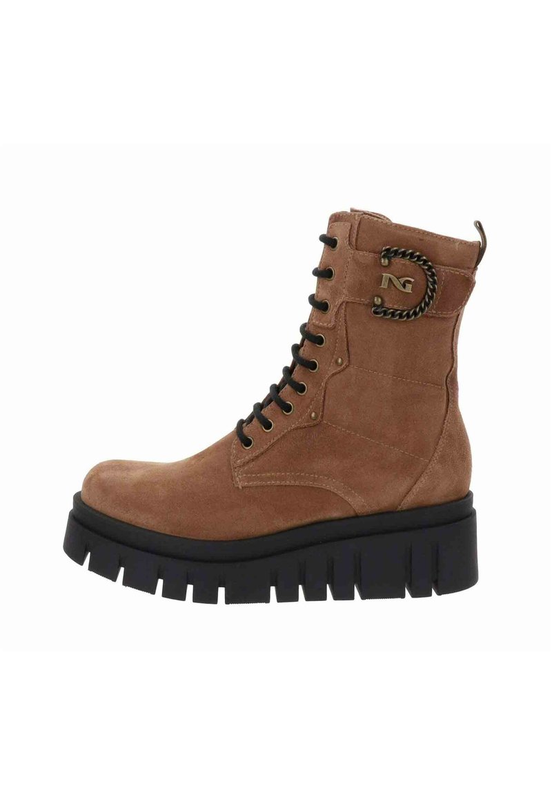 Bottine en suède marron avec semelle épaisse noire, dotée d'un design à lacets et de détails métalliques décoratifs sur le côté.