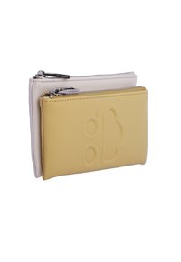 Dos carteras con cremallera, una amarilla con un logotipo texturizado y la otra blanca, ambas hechas de material sintético suave.