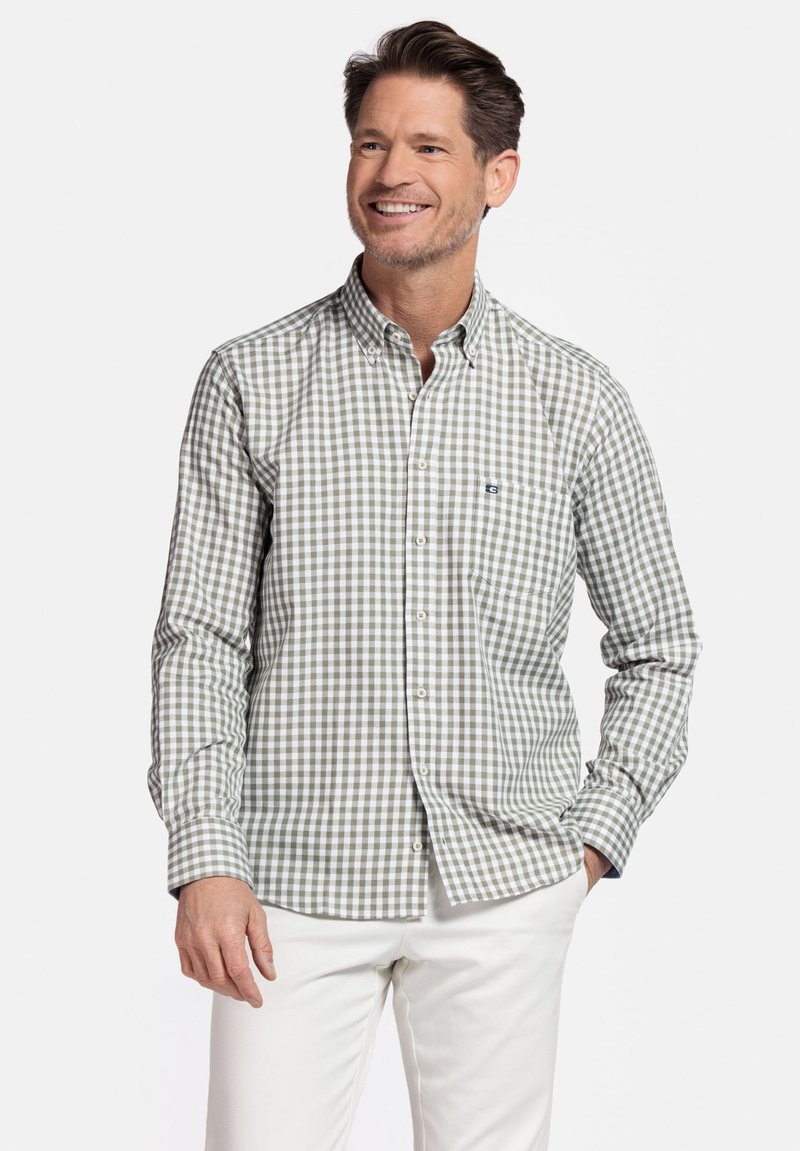 Groen en witte geruite blouse met een button-down kraag, lange mouwen en een borstzak. Draag het met lichtgekleurde broeken.