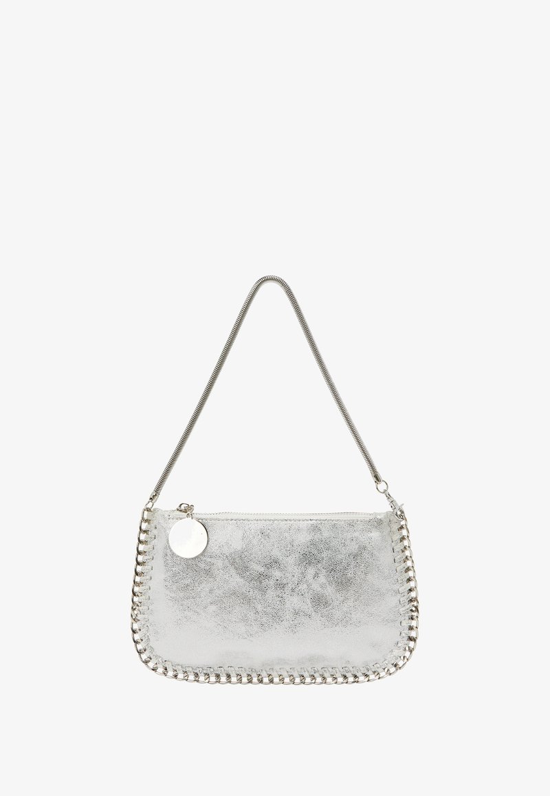 Borsa metallica argentea con chiusura a zip, dettagli in catena lungo i bordi e una tracolla metallica corta. Texture liscia con una finitura lucida.