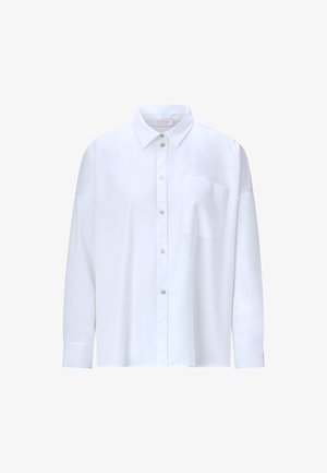 Valge pikakäistega särk, mis on valmistatud siledast kangast, standardse krae, nööpidega esitasku ja ühe rinnataskuga.