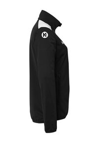 Sort softshell jakke med høj krave, hvide detaljer på skuldrene, sidelommer og et logo på venstre ærme. Glat tekstur.