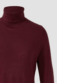 Burgunderfarbener Rollkragenpullover aus weichem Rippstrickstoff. Verfügt über einen hohen Kragen und lange Ärmel, mit glatter Textur und taillierter Passform.