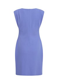 Robe violette sans manches, longueur au genou, avec épaules structurées et fermeture éclair au dos, présentée sur un fond blanc.