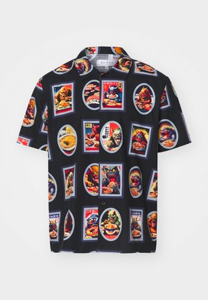 T-shirt noir à manches courtes présentant des graphismes vintage de ramen colorés dans des cadres ovales, mettant en avant des personnages de style cartoon et du texte japonais.