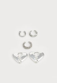 Fem par med sølvøreringer: to hjerteformede splittede design, to enkle hoops og en pavé satt i en vridd ring.