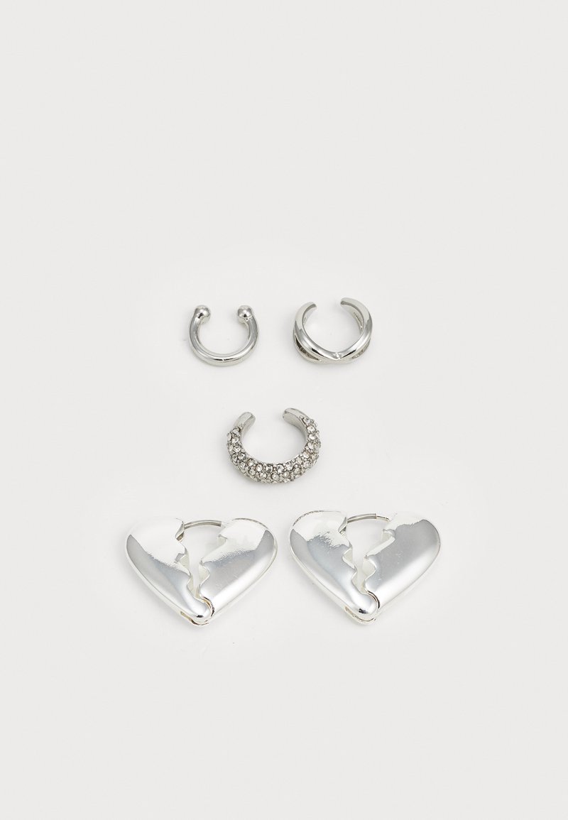 Fem par med sølvøreringer: to hjerteformede splittede design, to enkle hoops og en pavé satt i en vridd ring.