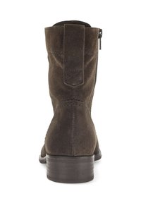 Botte de cheville en suède marron avec fermeture éclair, présentant un talon empilé et une couture arrière texturée. Fini lisse et doux avec des accents minimalistes.