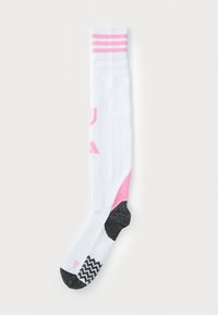 Weißerスポーツsocken mit pinken Streifen oben, verstärkter Ferse und einer strukturierten schwarzen Sohle mit Zick-Zack-Muster.