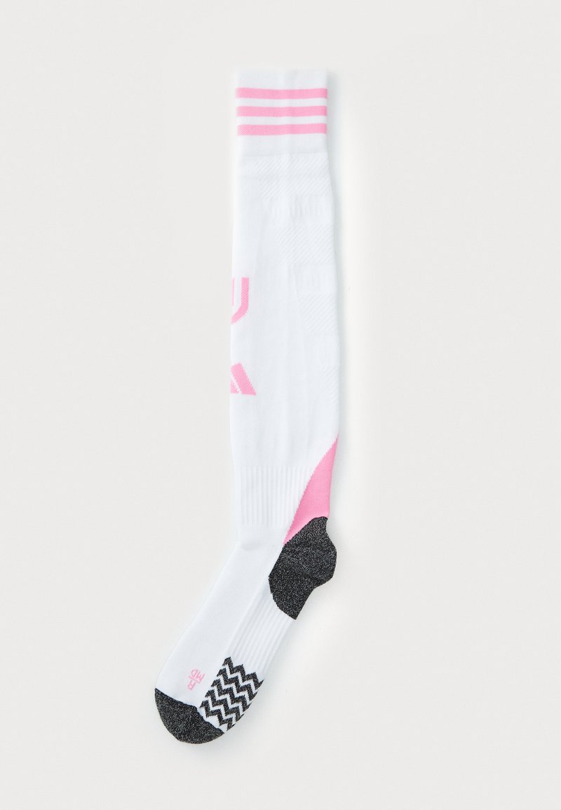 Weißerスポーツsocken mit pinken Streifen oben, verstärkter Ferse und einer strukturierten schwarzen Sohle mit Zick-Zack-Muster.