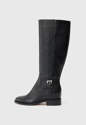 Melna ādas ceļgala zābaks ar gludu virsmu, noapaļotu purngalu, zemu bloku papēdi un sudraba sprādzi sānos.