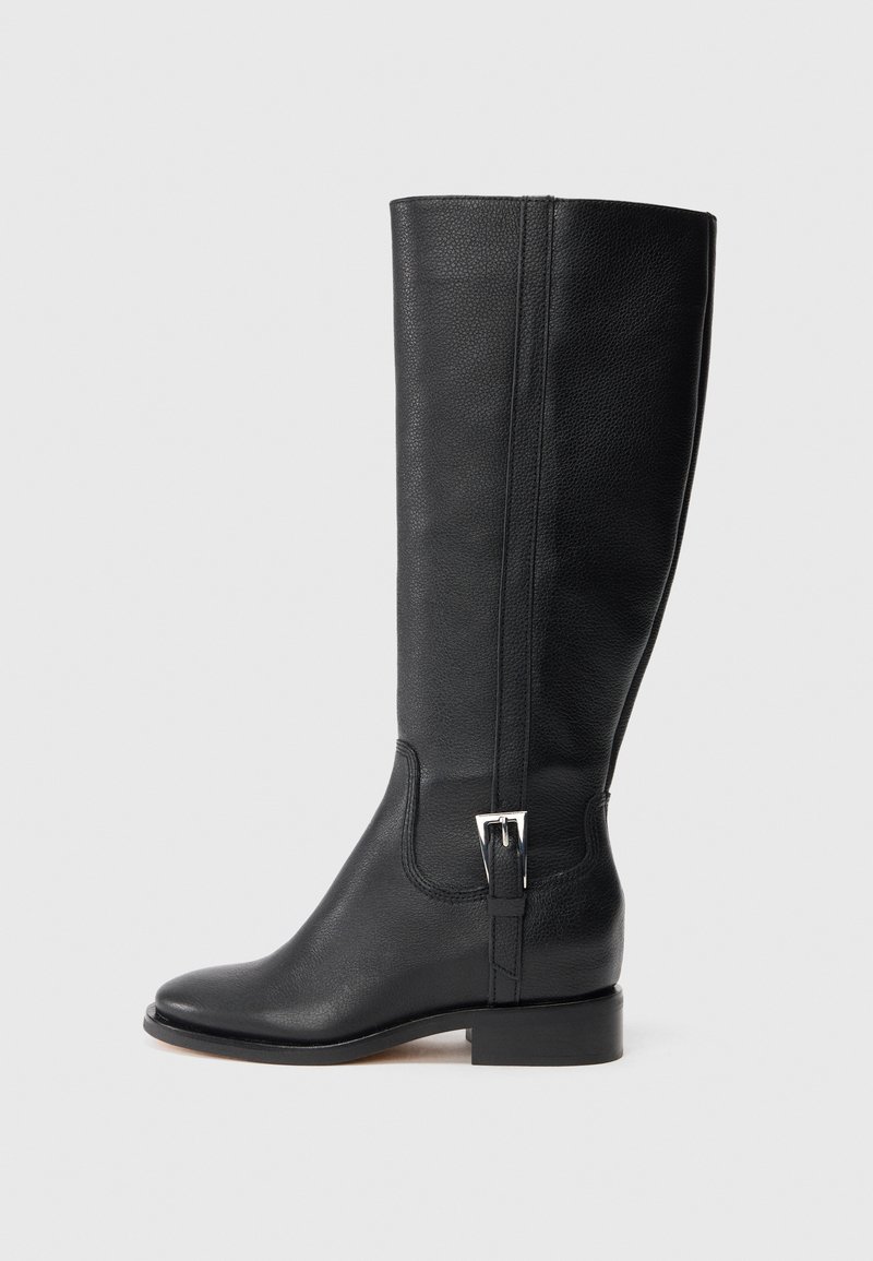 Bota alta de couro preto com acabamento liso, bico redondo, salto baixo em bloco e um detalhe em fivela prateada na lateral.