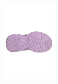 Semelle de sneaker en caoutchouc violet avec une surface texturée comprenant des motifs rectangulaires et circulaires pour l'adhérence et la traction.