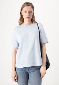 Tommy Hilfiger OUTLINE FLAG TEE - Print T-shirt - ice blue heather
