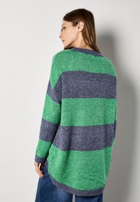 Grüner und marineblauer gestreifter Pullover, gestrickte Textur, lockerer Schnitt, gerippte Bündchen und Saum, geschwungener Rücken, Rundhalsausschnitt, weiches Material.