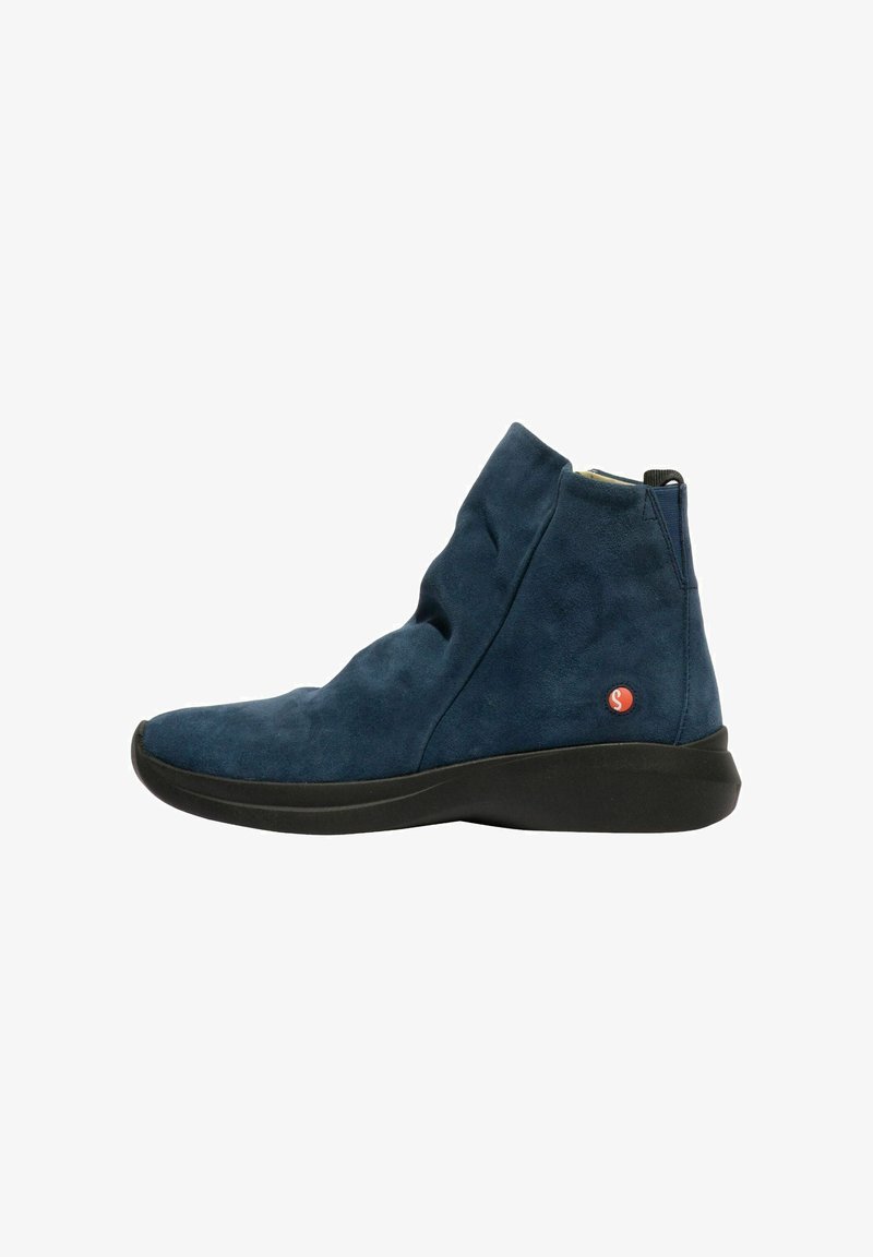 Botines de ante azul con una textura suave, diseño curvado y suela de goma negra. Presentan un pequeño logotipo de acento rojo en el costado.