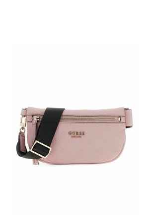 Sac bandoulière Guess rose clair avec motif embossé, fermeture éclair dorée, logo et large sangle noire réglable avec boucle dorée.