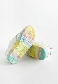 Sneakers bianchi con una parte superiore testurizzata e una suola in gomma colorata a gradiente. Notevoli sfumature arcobaleno che passano dal rosa al giallo al blu.