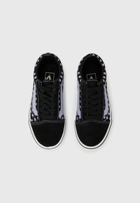 Ζευγάρι μαύρα αθλητικά παπούτσια με λωρίδες λεβάντας στα πλάγια και μικρά μοβ λουλουδάτα σχέδια, εμφανιζόμενα από πάνω σε λευκό  φόντο.