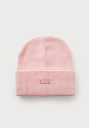 Lys rosa strikket lue med brettet opp kant, med et lite rektangulært Levi's logo-lapp sentrert foran.
