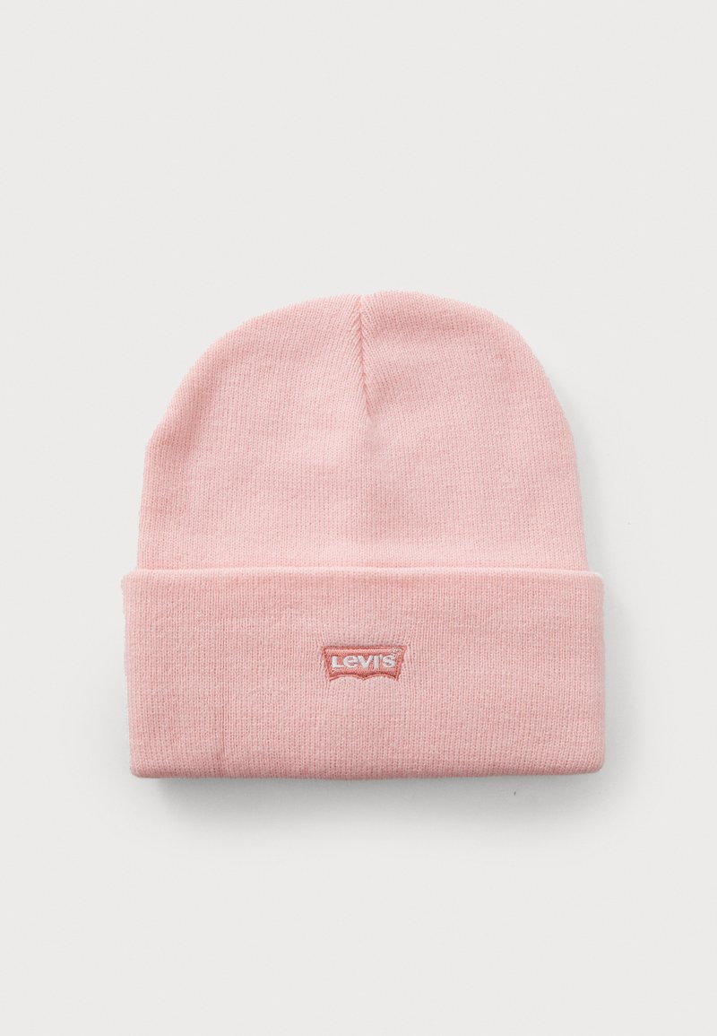 Μαλακή ροζ πλεκτή καπέλο με διπλωμένο χείλος, που διαθέτει μια μικρή ορθογώνια ετικέτα λογότυπου της Levi's στο κέντρο μπροστά.