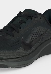 Μαύρο παπούτσι Nike Air Zoom για τρέξιμο με κορδόνια και επάνω μέρος από υφασμάτινο, υδροαπορροφητικό αεριζόμενο ύφασμα.