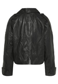 Zwarte leren cropped jack met een brede kraag, gewatteerde schouders en knoopmanchetten. Heeft een gladde, gestructureerde afwerking.