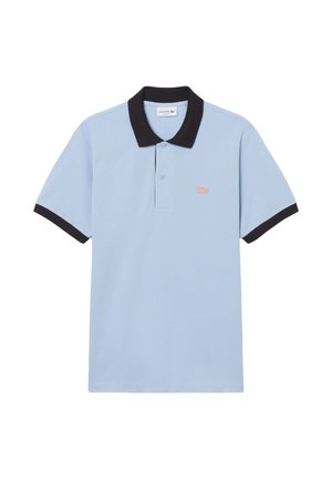 Lichtblauw poloshirt met korte mouwen en een zwarte kraag en mouwranden, met een klein geborduurd logo op de borst.