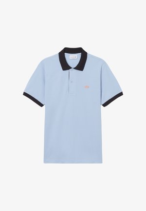 Lichtblauw poloshirt met korte mouwen en een zwarte kraag en mouwranden, met een klein geborduurd logo op de borst.