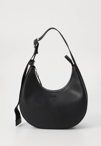 Geantă de umăr din piele neagră, cu formă curbată, textură netedă, curea reglabilă și detalii cu fermoar argintiu. Logo-ul este embossat pe față.