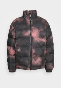 Chaqueta de plumas con estampado de tie-dye en negro y rosa, con cremallera frontal, cuello alto, bolsillos laterales y puños elásticos, sobre un fondo liso.