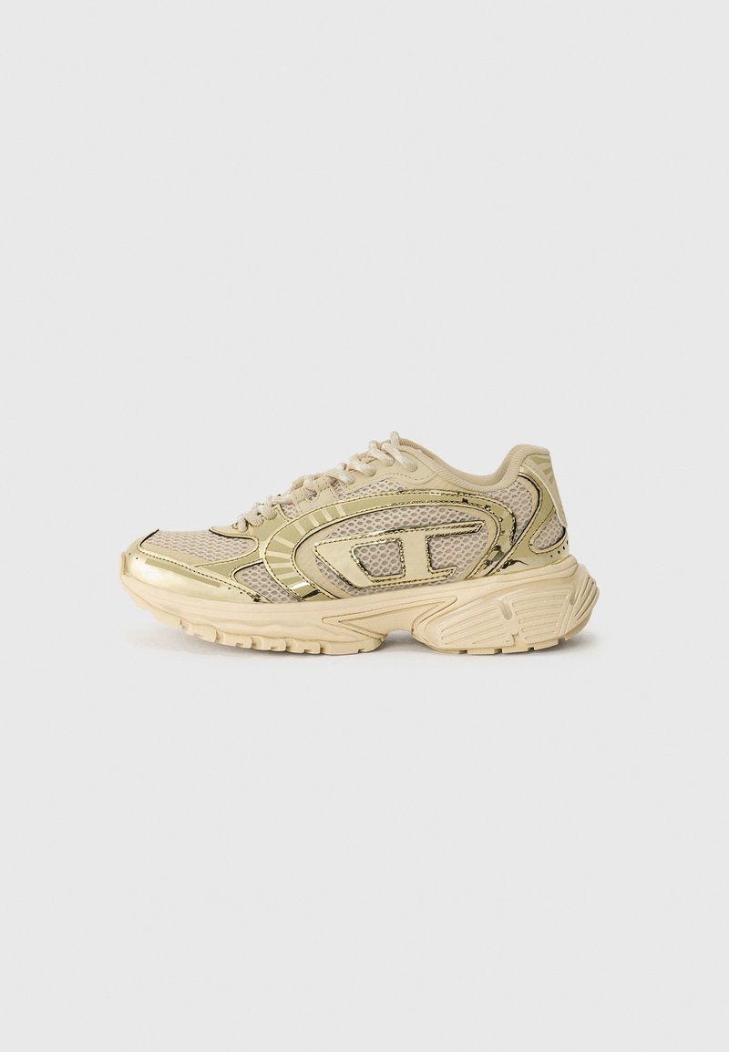 Beige sportssko med gullmetalliske detaljer, nettoverdel, polstret såle og teksturert gummisåle. Har subtile logodetaljer.