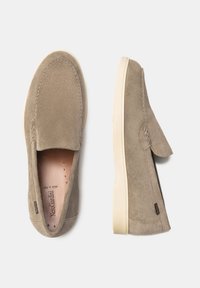 Mocassini in suede taupe con design slip-on, suola in gomma beige, cuciture minime e soletta imbottita con accenti perforati.