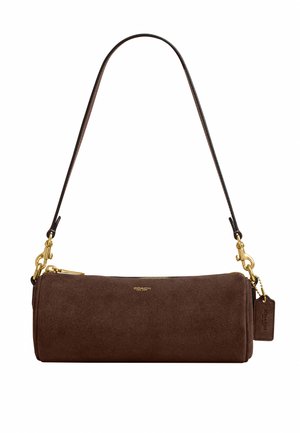 Sac à épaule cylindrique en daim marron avec ferrures dorées, fermeture éclair et une petite étiquette en cuir estampillée fixée près de la sangle.