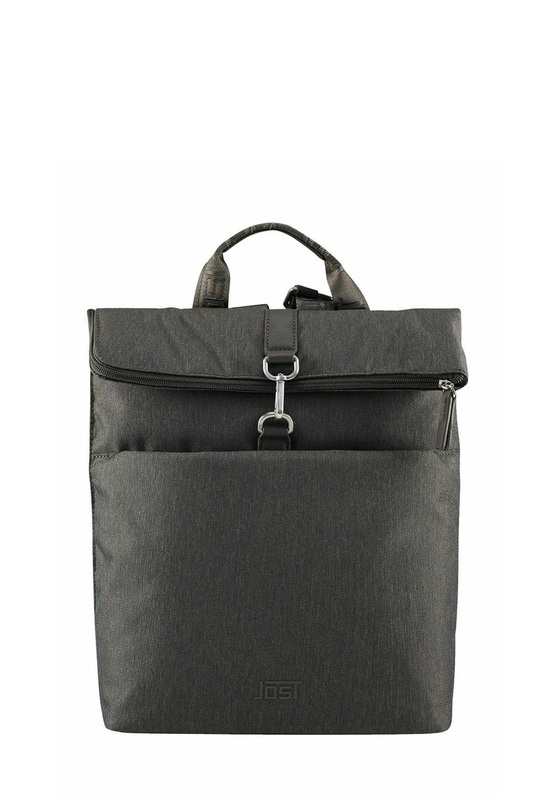 Sac à dos en tissu gris avec un design à rabat, une sangle réglable, une poche zippée à l'avant et un détail de logo en bas. Durable et structuré.