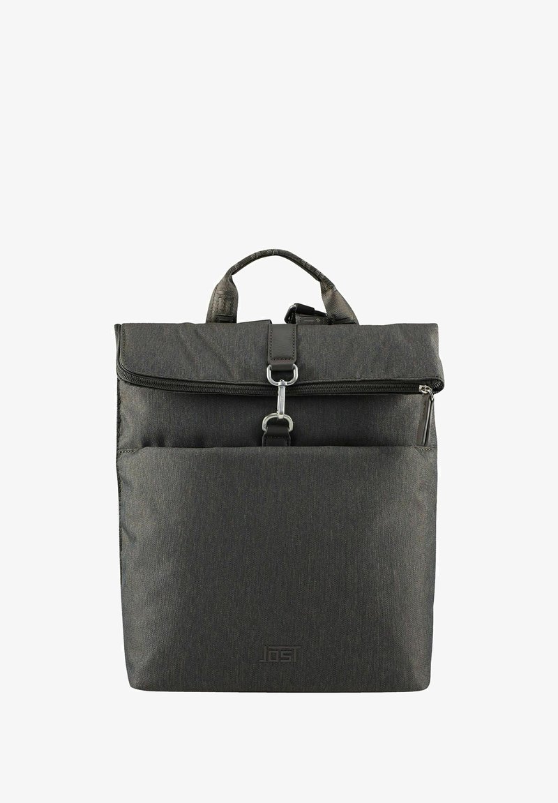 Sac à dos en tissu gris avec un design à rabat, une sangle réglable, une poche zippée à l'avant et un détail de logo en bas. Durable et structuré.