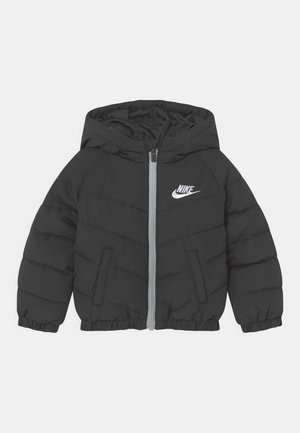 Zwarte Nike gewatteerde jas met capuchon, ritssluiting aan de voorkant, twee zijzakken en wit Nike-logo op de linkerborst.