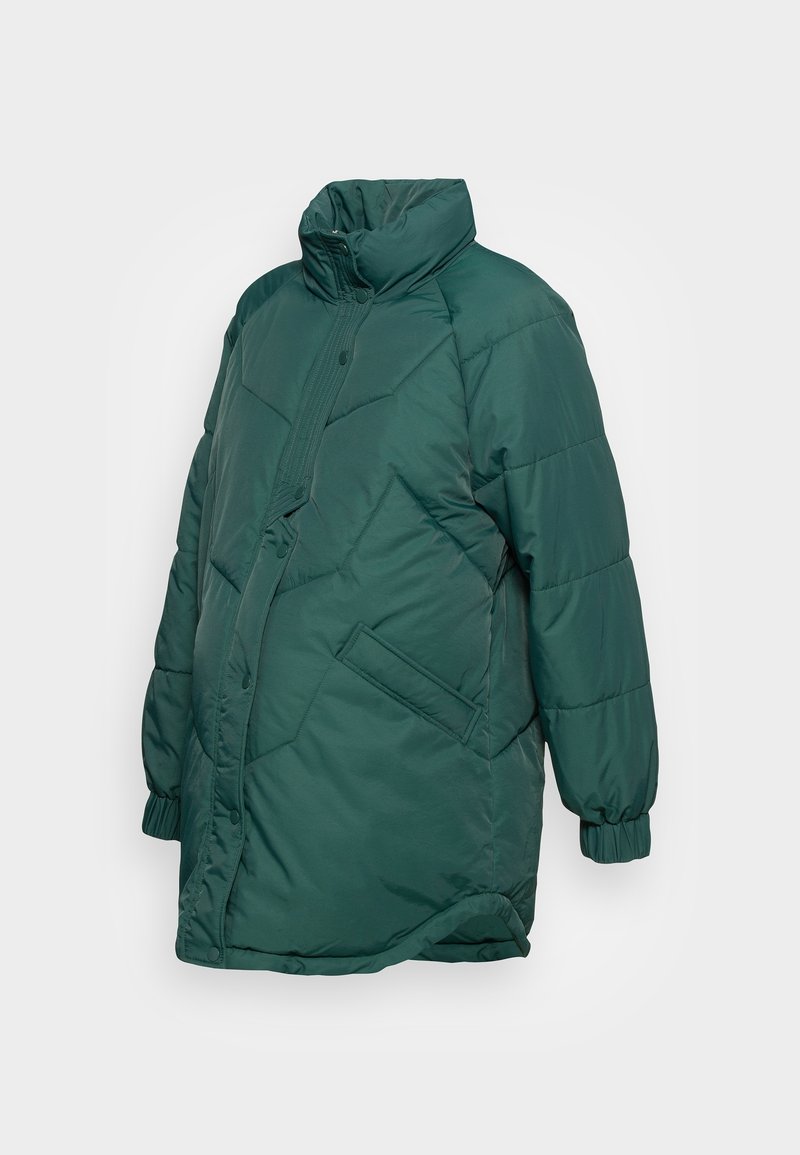 Veste matelassée verte avec un col montant, deux poches latérales et des poignets élastiques. Présente une texture matelassée en losanges et une fermeture boutonnée à l'avant.