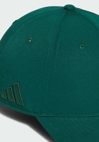 Zielona czapka wykonana z gładkiej tkaniny, z lekko zakrzywionym daszkiem i naszytym logo po boku. Posiada otwory wentylacyjne dla lepszej przepuszczalności powietrza.