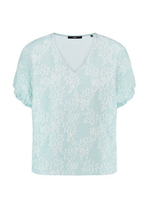 Blouse bleu clair à manches courtes avec broderie florale blanche, encolure en V et poignets de manches légèrement froncés.