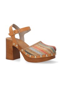 Bruin leren platform sandaal met multi-kleurige geweven textieldetails op de teen, gouden studs langs de rand en een chunky hak.