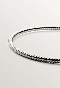 Collar de plata con un diseño suave y curvado, que presenta segmentos redondeados enlazados. La superficie tiene un acabado pulido que refleja la luz.