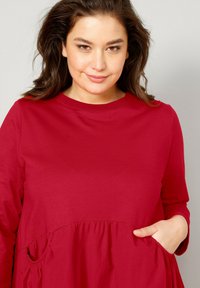 Angel of Style MIDI RUNDHALS LANGARM QUERNAHT - Denní šaty - red