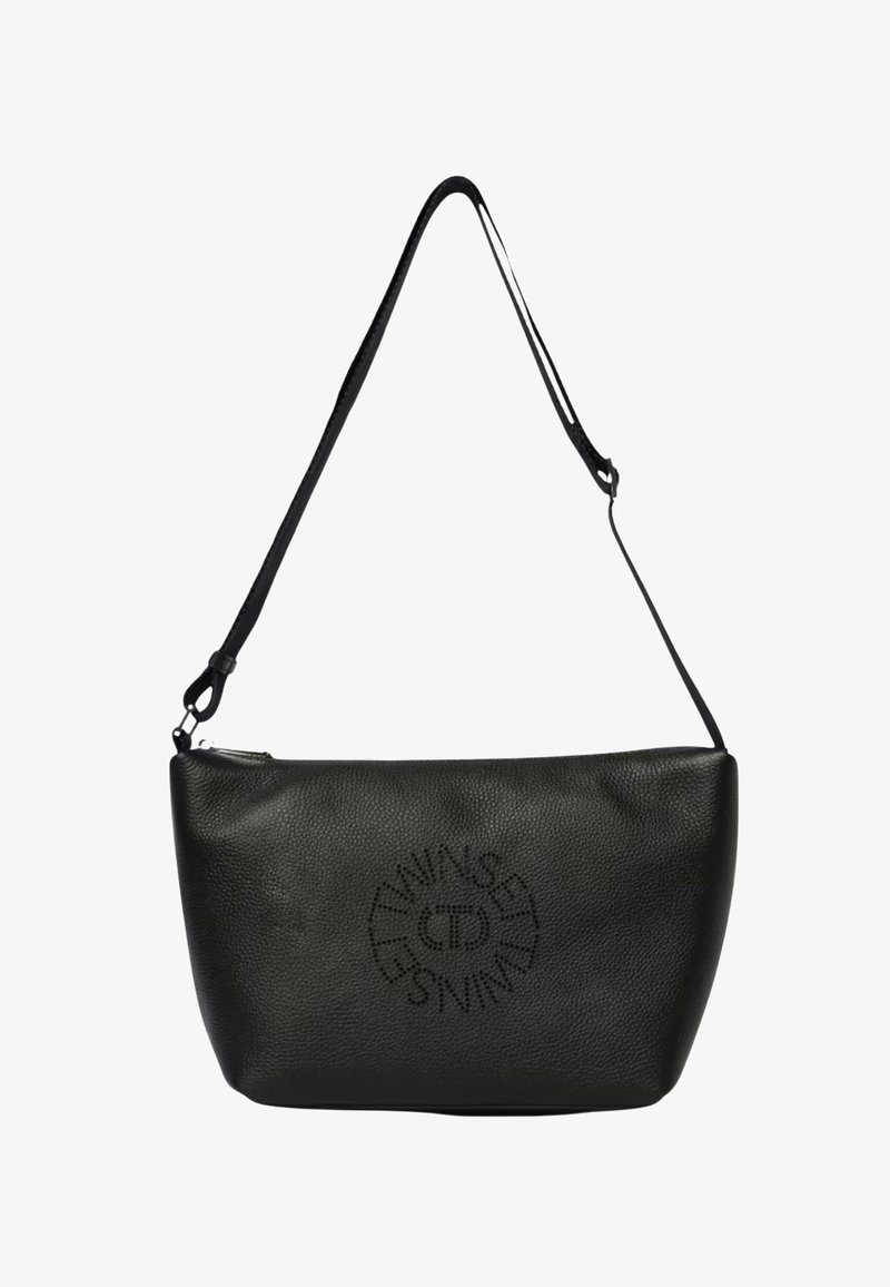 Borsa a tracolla in pelle nera con finitura strutturata, caratterizzata da un logo al centro, una tracolla regolabile singola e una chiusura con cerniera.